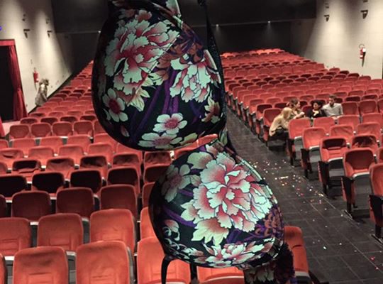 Basta fare un pezzo rock e fioccano i reggiseni!