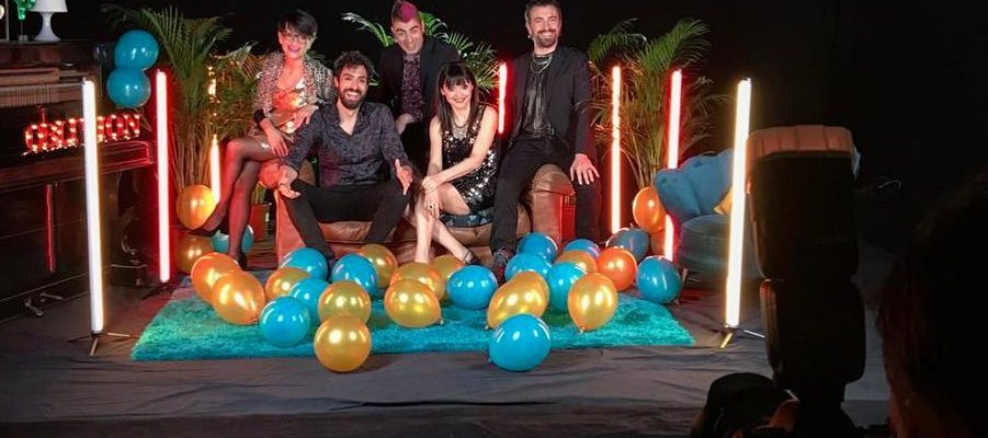 Amici! Ieri abbiamo girato il videoclip di “CHIEDIMI COME” il nostro nuovo singolo in…