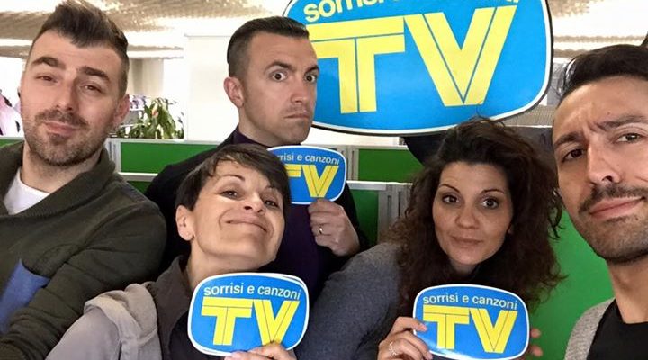 Appena arrivati alla redazione di TV Sorrisi e Canzoni. Dalle 15 saremo in diretta…