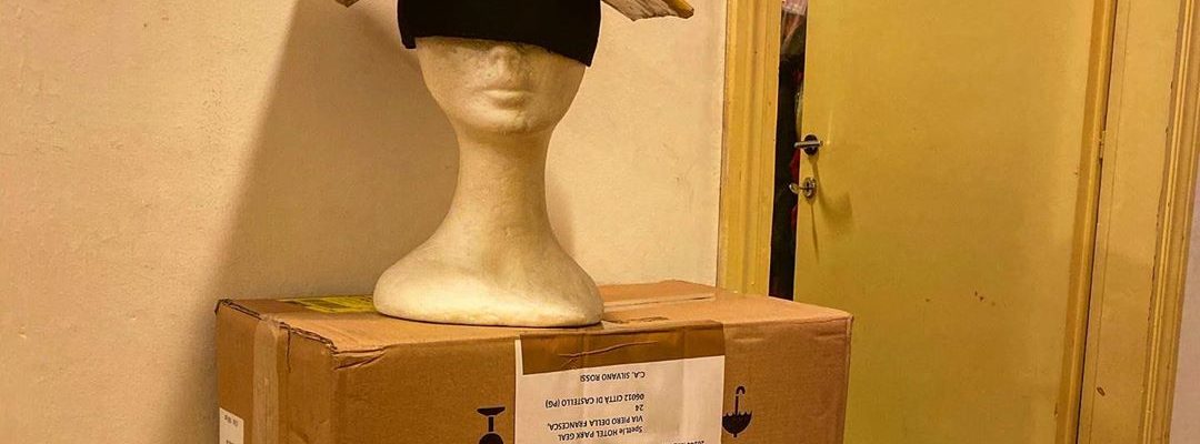 Sono arrivati tanti scatoloni misteriosi dietro le quinte del teatro ci Città di Castello!…