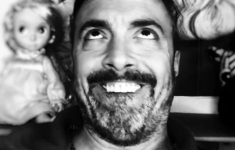Quizzone del weekend: a cosa sta pensando Davide? 1. a Elsa di Frozen 2.…